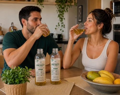 Casal sorrindo na cozinha cuidando da saúde e consumindo o Kit Reset 5 Dias